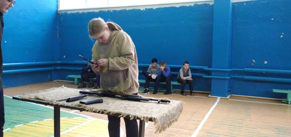 В преддверии праздника «День защитника Отечества» 21 февраля в нашей школе прошли соревнования по неполной разборке и сборке АК-74.